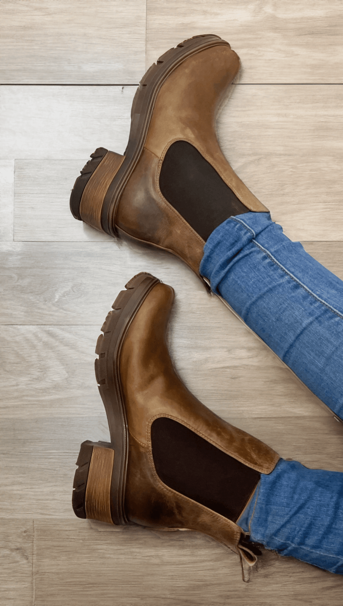 Zapato botín en cuero café marrón rústico tacón
