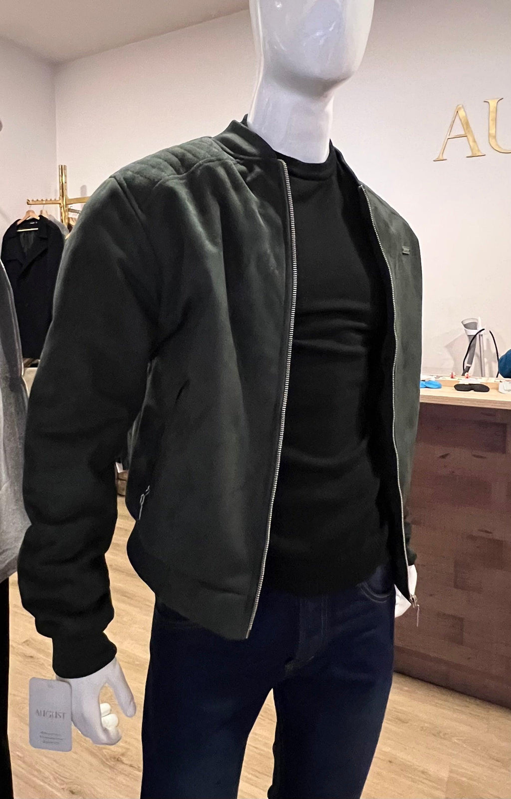 Suéter Buzo Cuello Redondo – Negro| AUGUST