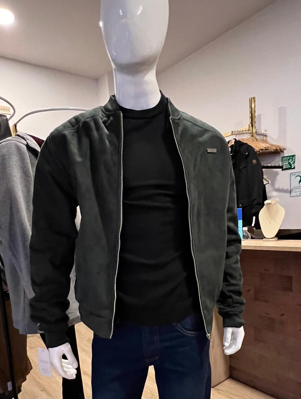Suéter Buzo Cuello Redondo – Negro| AUGUST