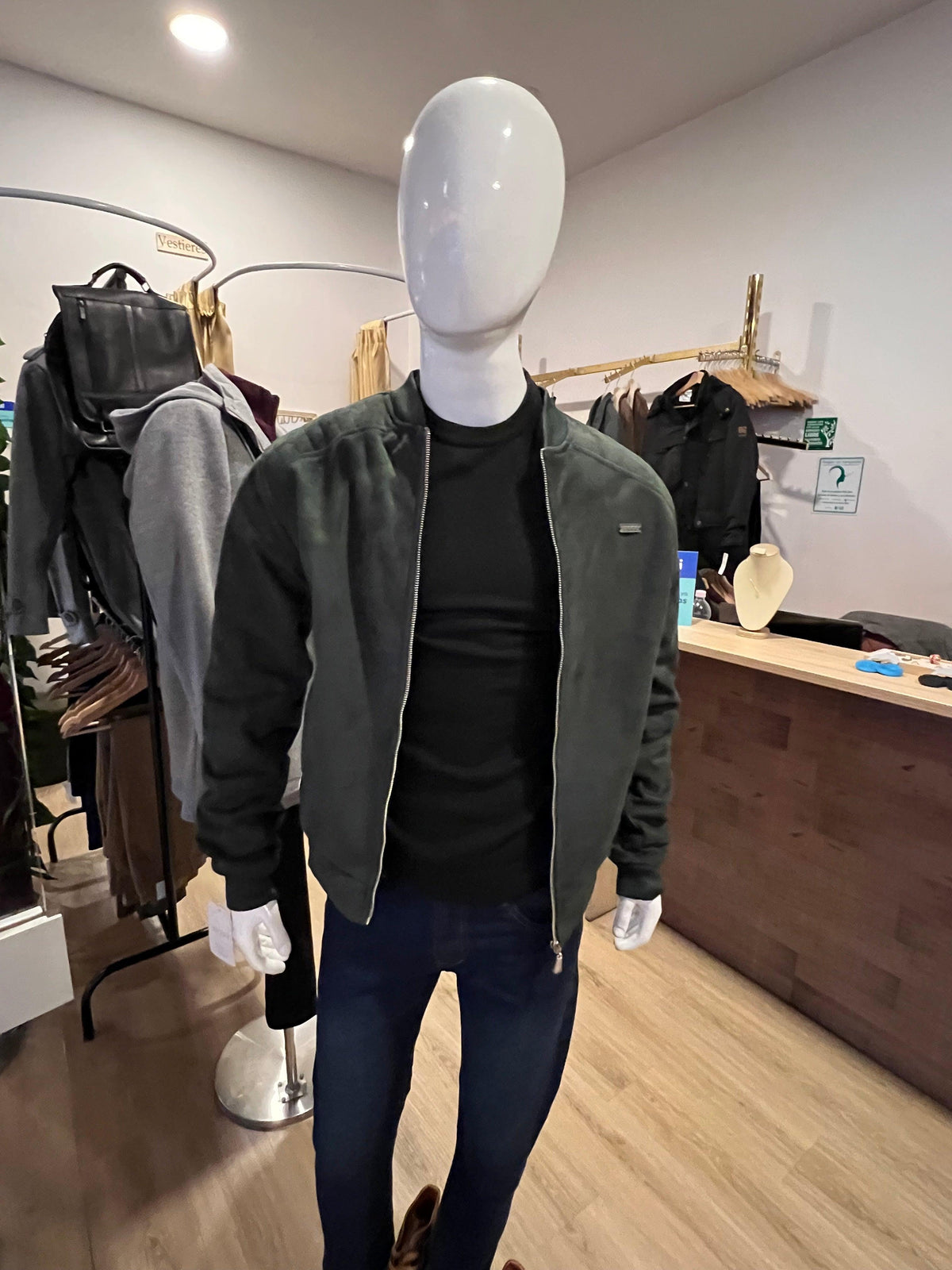 Suéter Buzo Cuello Redondo – Negro| AUGUST
