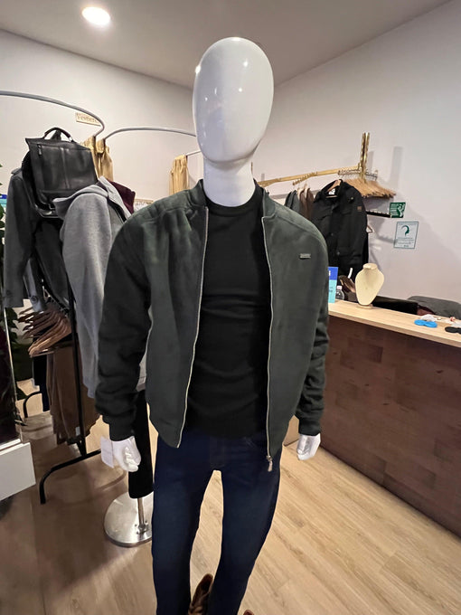 Suéter Buzo Cuello Redondo – Negro| AUGUST