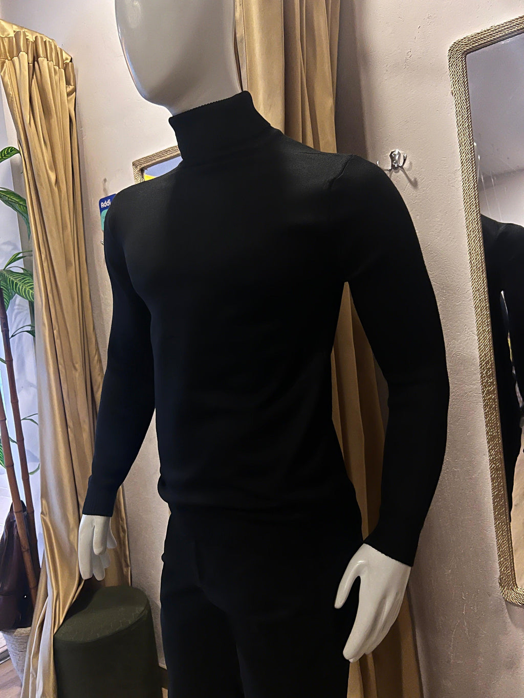 Suéter Buzo Cuello Tortuga – Negro | AUGUST