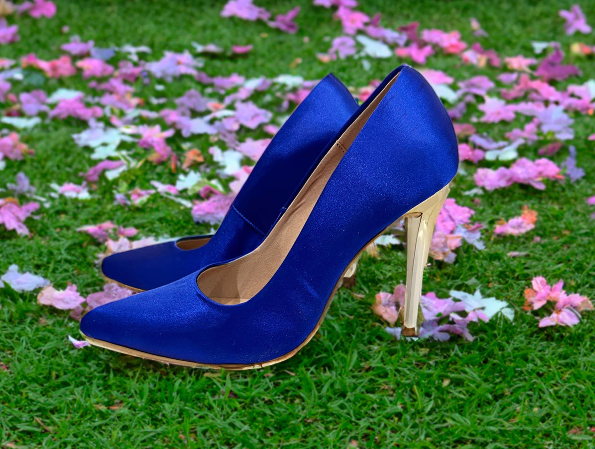 Zapato azul en seda con tacón dorado