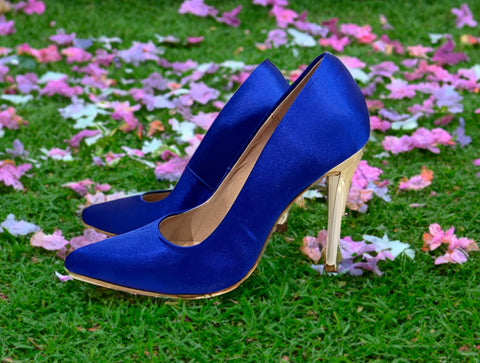 Zapato azul en seda con tacón dorado