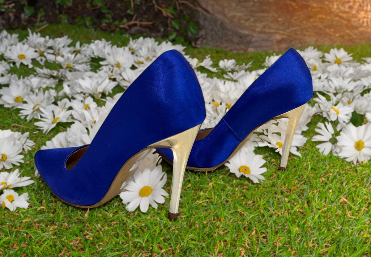 Zapato azul en seda con tacón dorado