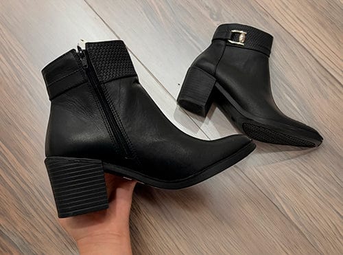 Zapato en cuero botín negro con tacón
