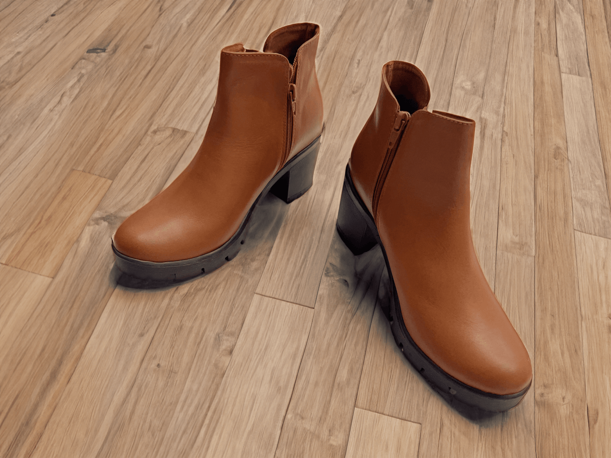 Zapatos de cuero cafés tipo botín con tacón