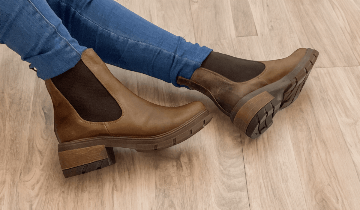 Zapato botín en cuero café marrón rústico tacón