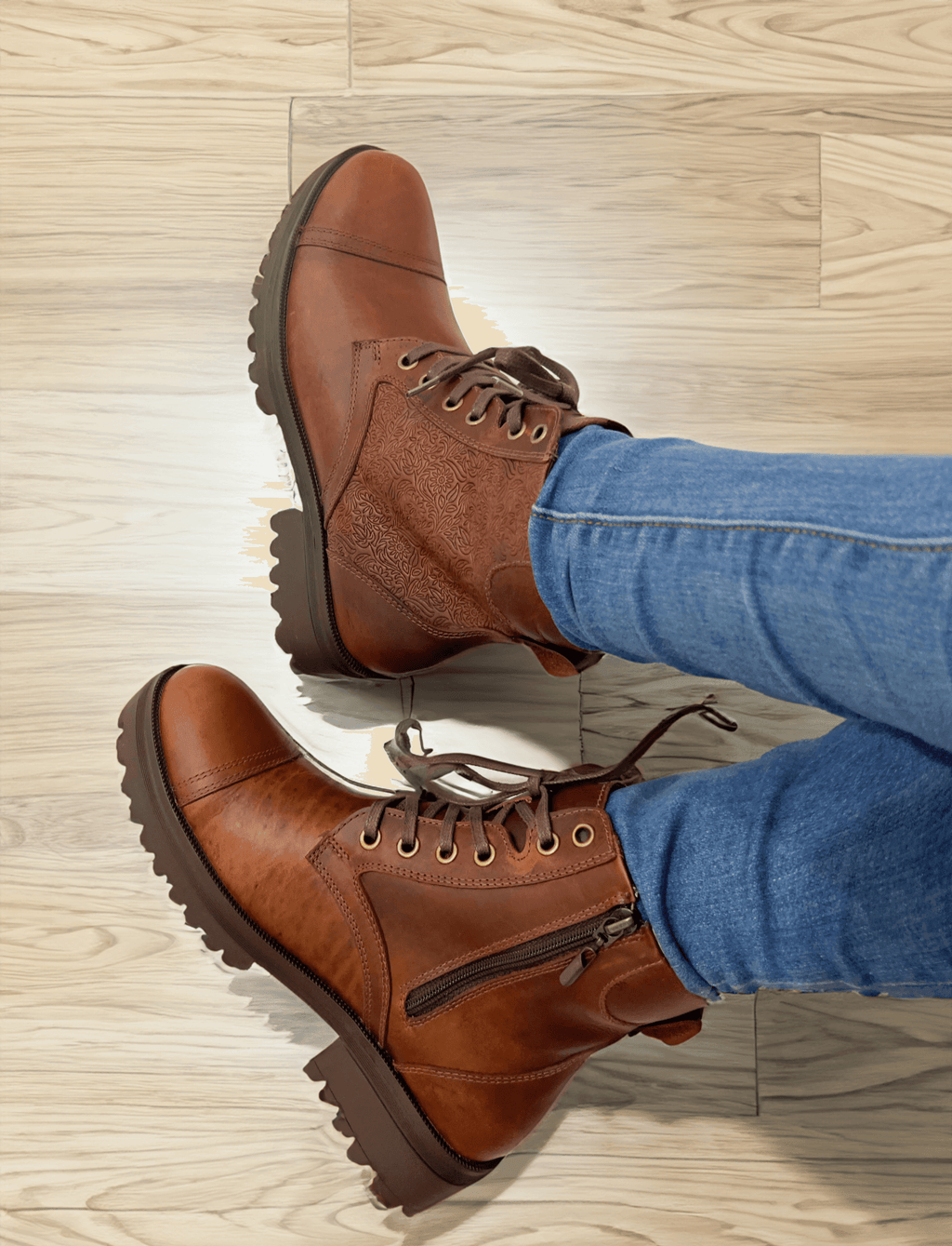Zapato bota café en cuero repujado para mujer