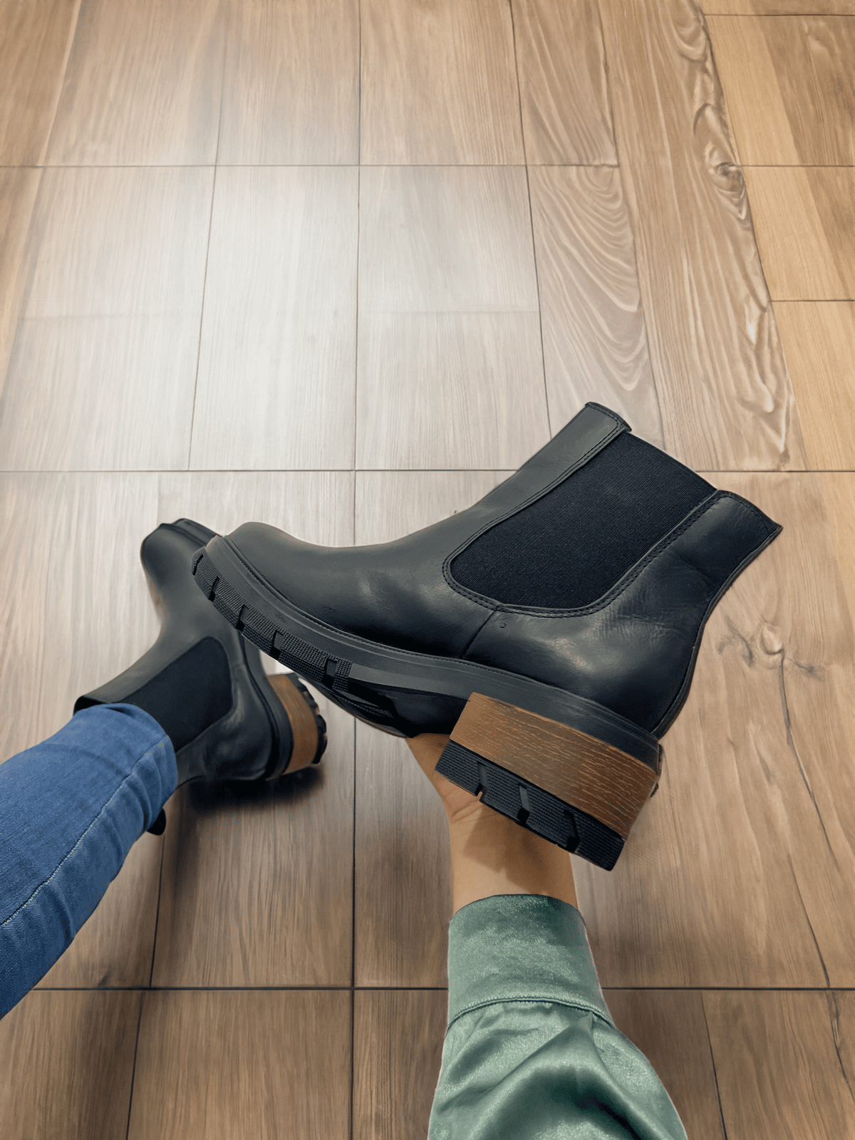 Zapato botín en cuero tacón diseño madera